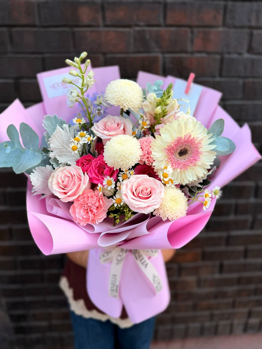 Ramo de rosas y tulipanes blush sobre lino crema